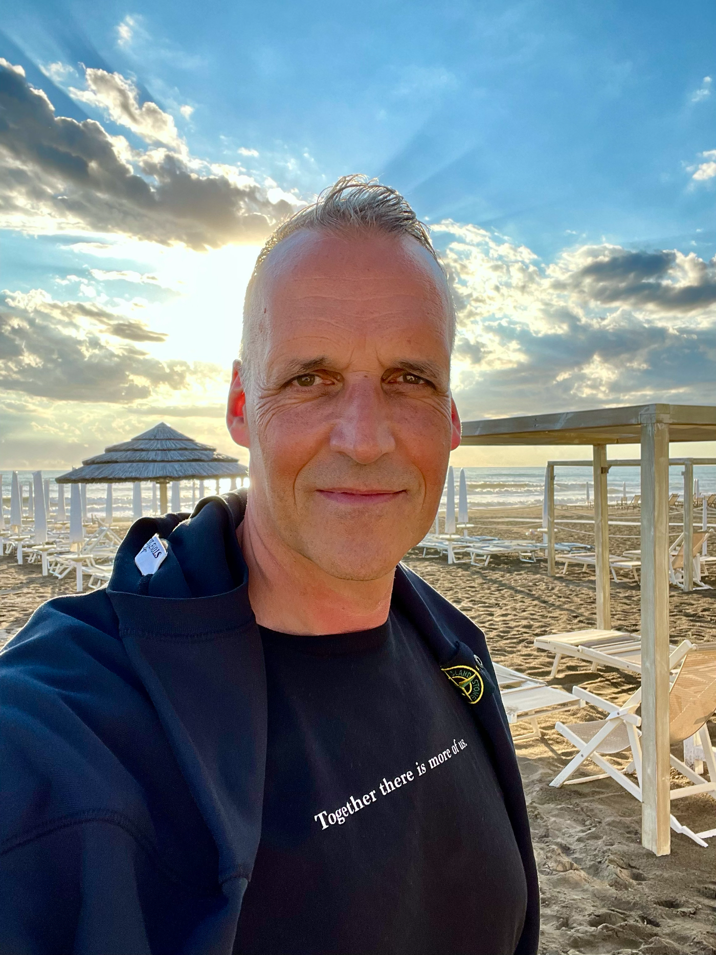 Peter, DJ DopaminVibes, Portrait am Strand